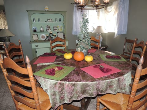 Lg Dinning area seats 6 in total compfort. All utensiles for full meal provided.