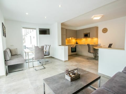 Table, Furniture, Property, Couch, Wood, Building, Window, Interior Design, Flooring, Floor