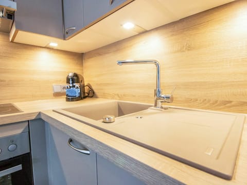 Tap, Kitchen Sink, Plumbing Fixture, Sink, Property, Cabinetry, Countertop, Wood, Interior Design, Lighting