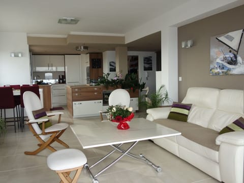 Living Room, Room, Furniture, Interior Design, Property, Coffee Table, Building, Table, Floor, House