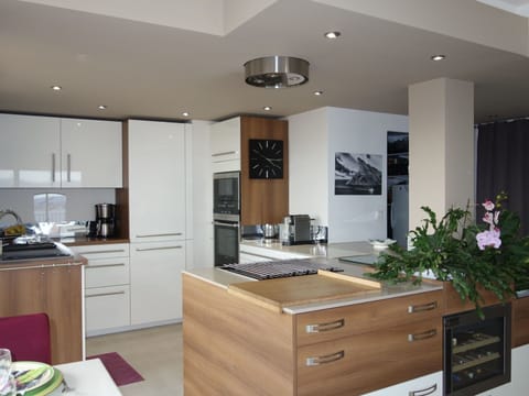 Furniture, Room, Countertop, Cabinetry, Kitchen, Property, Ceiling, Interior Design, Building, House