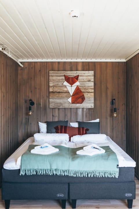 Superior Double Room | Minibar, bed sheets