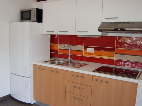 House | Private kitchen | Stovetop, cookware/dishes/utensils