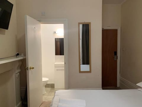 Double Room | Bathroom | Shower, towels