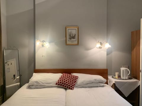 Twin Room | Internet, bed sheets