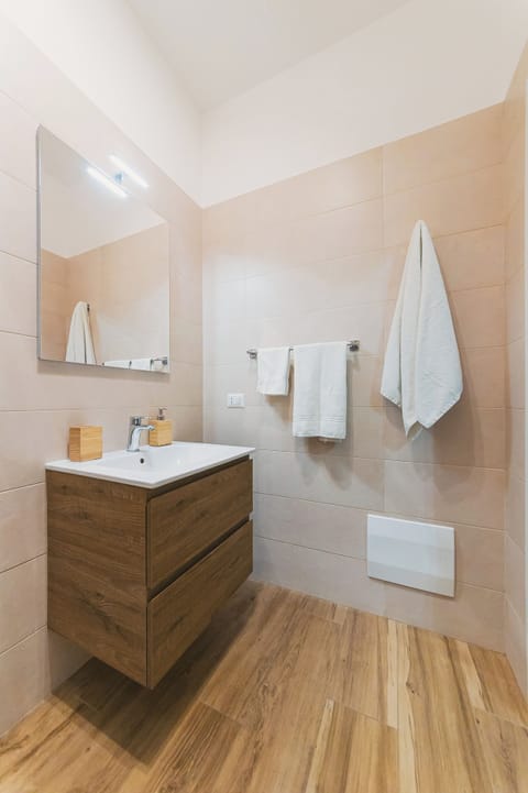 Economy Double or Twin Room (Ulivo) | Bathroom | Shower, hair dryer, bathrobes, towels