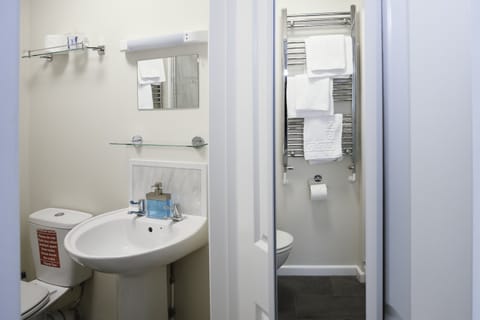 Double Room | Bathroom | Shower, free toiletries, hair dryer, towels