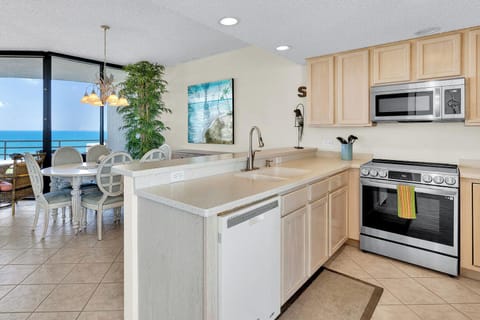 Condo, Multiple Beds, Balcony, Ocean View (SUNCHASE IV 924) | Private kitchen | Full-size fridge, microwave, oven, stovetop