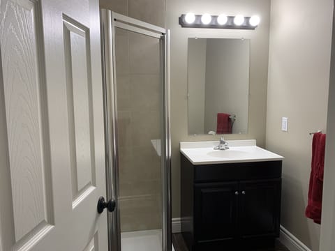Basic Single Room | Bathroom | Shower, hair dryer, towels