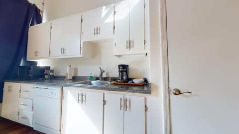 The Patsy Suite | Private kitchen | Oven, stovetop, dishwasher, toaster