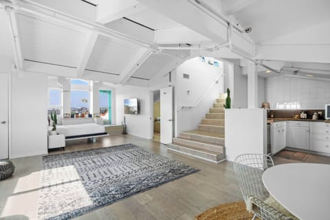Suite (Dogtown Penthouse) | Premium bedding, down comforters, pillowtop beds, minibar
