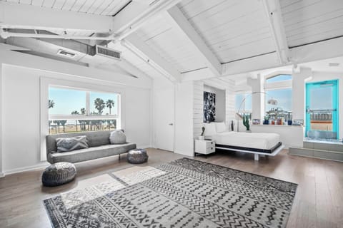 Penthouse (Venice Beach) | Premium bedding, down comforters, pillowtop beds, minibar