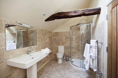 Deluxe Double Room | Bathroom | Hair dryer, bathrobes, slippers, towels