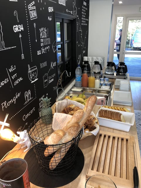 Daily buffet breakfast for a fee