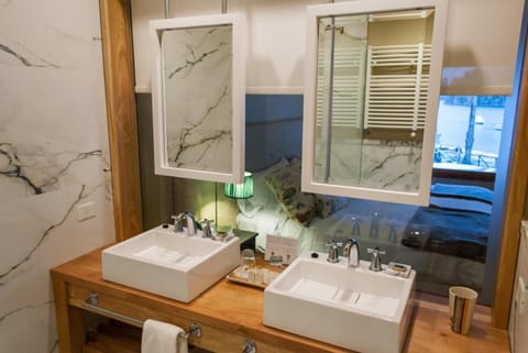 Deluxe Double Room, Lake View | Bathroom | Hair dryer, bidet, towels