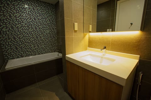 Luxury Apartment, 3 Bedrooms, Pool Access | Bathroom | Free toiletries, hair dryer, slippers, towels