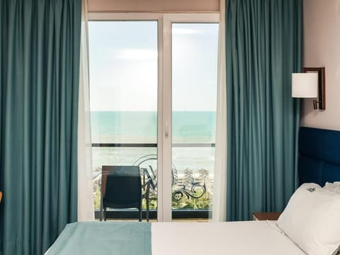 Double Room with Sea View (Sofa Bed) | Soundproofing, free WiFi, bed sheets