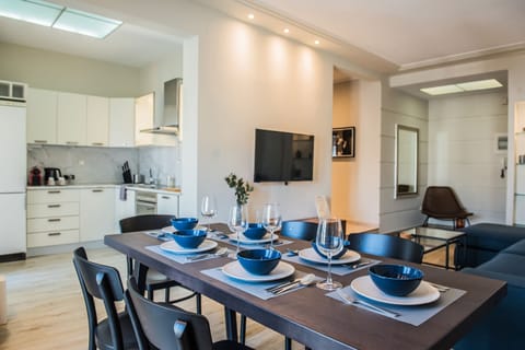 Family Apartment, 2 Bedrooms, City View | In-room dining