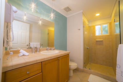 Deluxe Condo, 2 Bathrooms, Garden View | Bathroom | Hair dryer, towels