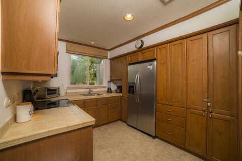 Deluxe Condo, 2 Bathrooms, Garden View | Private kitchen | Fridge, microwave, oven, stovetop