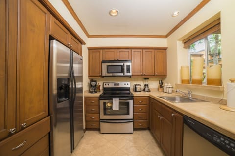 Deluxe Condo, Private Bathroom, Garden View | Private kitchen | Fridge, microwave, oven, stovetop