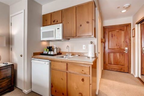 Condo (Vail Lion Square K Lodge) | Private kitchen | Oven, dining tables