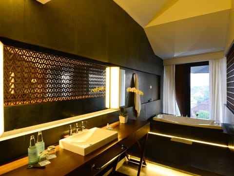 Junior Suite | Bathroom | Shower, rainfall showerhead, free toiletries, hair dryer