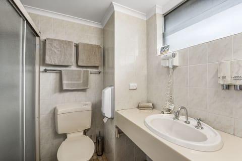 Standard Twin Room | Bathroom | Hair dryer, towels, soap, shampoo