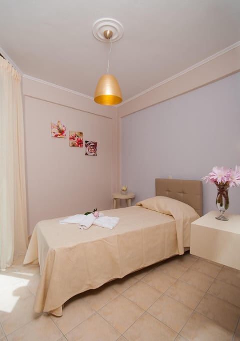 Singlr bedroom downstairs