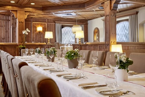 Lunch and dinner served, international cuisine
