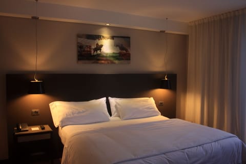 Superior Room, River View | Pillowtop beds, minibar, in-room safe, iron/ironing board