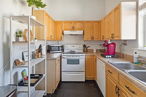 The full kitchen has the basic essentials to prepare a light meal.