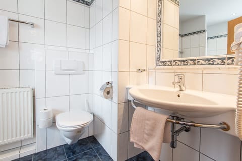 Single Room, Balcony | Bathroom | Shower, free toiletries, hair dryer, bathrobes