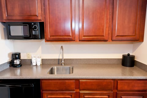 Suite, 1 King Bed, Non Smoking, Kitchenette | Room amenity