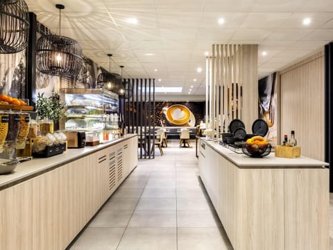 Daily full breakfast (EUR 25 per person)