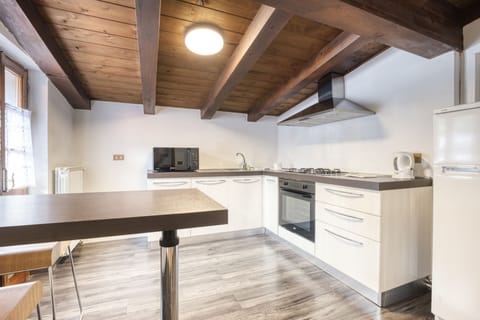 Apartment, 2 Bedrooms, Balcony, Mountain View (Piazza 1) | Private kitchen | Fridge, oven, stovetop, electric kettle