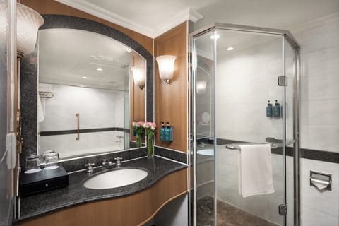 1 King Junior Suite | Bathroom | Combined shower/tub, free toiletries, hair dryer, bathrobes