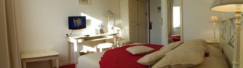 Triple Room | Desk, soundproofing, free WiFi, bed sheets