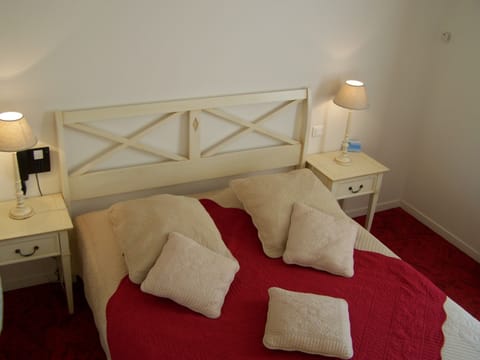 Desk, soundproofing, free WiFi, bed sheets