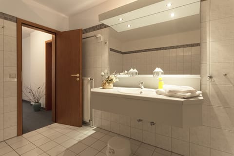 Comfort Apartment, 2 Bedrooms, Kitchenette | Bathroom | Shower, hair dryer, towels