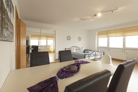 Comfort Apartment, 2 Bedrooms, Kitchenette | In-room dining