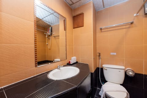 Deluxe Double Room | Bathroom | Combined shower/tub, deep soaking tub, free toiletries, towels