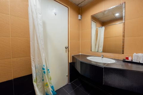 Deluxe Double Room | Bathroom | Combined shower/tub, deep soaking tub, free toiletries, towels