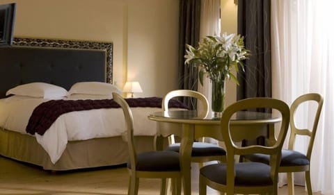 Junior Suite, 1 Double Bed with Sofa bed | In-room dining