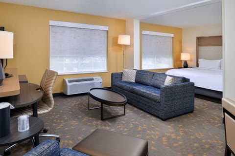 Executive Suite, 1 King Bed | In-room safe, desk, blackout drapes, iron/ironing board
