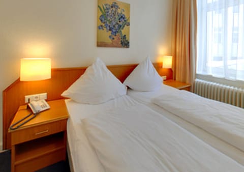 Premium bedding, iron/ironing board, free WiFi