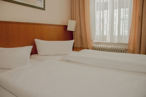 Premium bedding, iron/ironing board, free WiFi