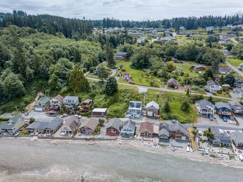 Large path to the beach visible just a few houses right in this pic.
