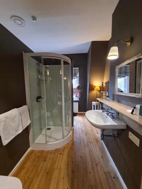 Classic Double Room, Garden View | Bathroom | Shower, free toiletries, hair dryer, towels