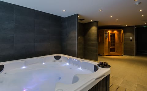 Indoor spa tub